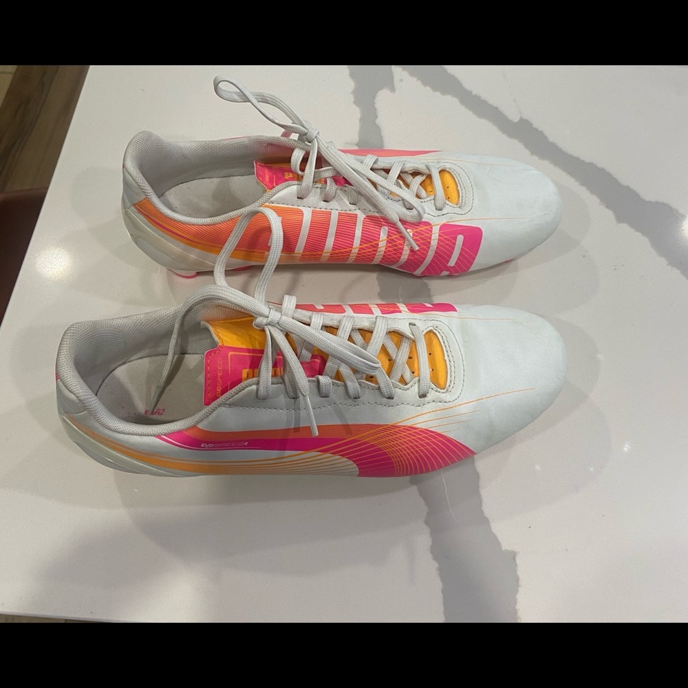 Great used condition women’s size 10 PUMA soccer cleats